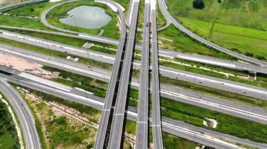 İnsansız hava aracı görüntüleri 290 ve 304 Nakhon Ratchasima, Tayland arasındaki köprü kavşağı.