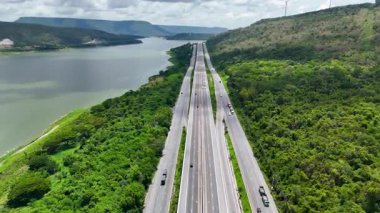 M6 otoyolu Nakhon Ratchasima Eyaleti - Bang Pa-in Lam Ta Khong Nehri ve kırsal arazi trafiğinin Dağ Drone görüntüsü. Korat Tayland Otoyolu