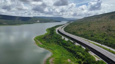 M6 otoyolu Nakhon Ratchasima Eyaleti - Bang Pa-in Lam Ta Khong Nehri ve kırsal arazi trafiğinin Dağ Drone görüntüsü. Korat Tayland Otoyolu