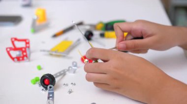 Masada üç boyutlu robot modelini birleştiren çocuk ellerini kapatın. STEM eğitimi, robotik öğrenme, yaratıcılık ve teknoloji geliştirme kavramı