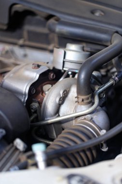 Motor detaylarını, metal dokusunu ve otomotiv teknolojisi kavramını gösteren araba turbo şarj sisteminin yakın çekimi