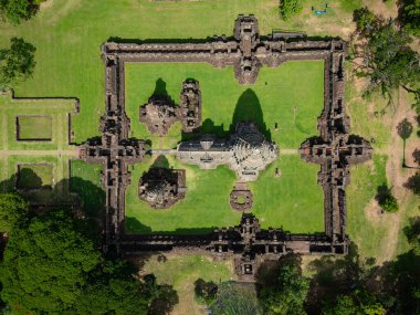 İnsansız hava aracı Phimai Tarih Parkı 'nın havadan görüntüsünü çekti. Khmer İmparatorluğu 'nun antik taş tapınak yapıları. Nakhon Ratchasima, Tayland