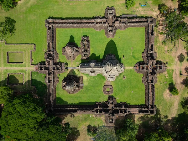 İnsansız hava aracı Phimai Tarih Parkı 'nın havadan görüntüsünü çekti. Khmer İmparatorluğu 'nun antik taş tapınak yapıları. Nakhon Ratchasima, Tayland