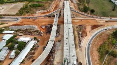 Kırsal kesimdeki bir yol kesişiminde, inşaat mühendisliği, altyapı geliştirme ve ulaşım projelerini gösteren hava aracı görüntüleri