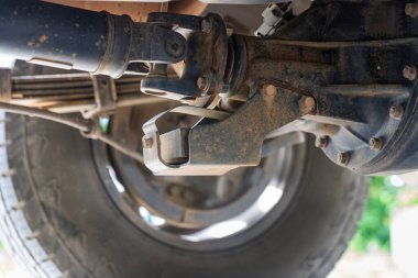 Bizim için kullanılan dört tekerli bir kamyonetin süspansiyonu.