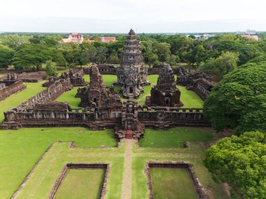 İnsansız hava aracı Phimai Tarih Parkı 'nın havadan görüntüsünü çekti. Khmer İmparatorluğu 'nun antik taş tapınak yapıları. Nakhon Ratchasima, Tayland