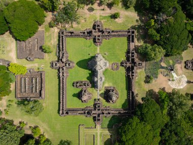 İnsansız hava aracı Phimai Tarih Parkı 'nın havadan görüntüsünü çekti. Khmer İmparatorluğu 'nun antik taş tapınak yapıları. Nakhon Ratchasima, Tayland