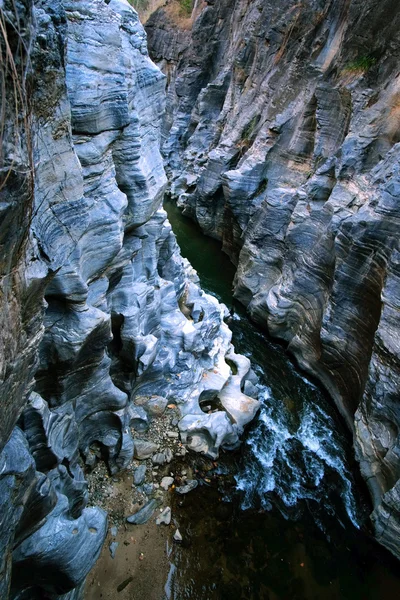 Schilderachtige river canyon, rotsen en water. — Stockfoto