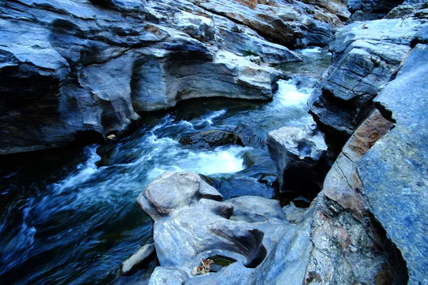 Cañón del río escénico, rocas y agua . — Foto de Stock