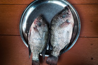  Çift taze Tilapia Balık plaka üzerinde.