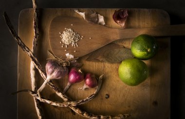 Limon, sarımsak, susam, ahşap blok kırpma fasulye. Asya gıda