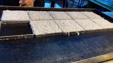 Geleneksel Tayland Ba Bin Tatlısı Sokak Gıda Dükkanında, Hindistan cevizli pirinç keki Otantik Yerel Lezzetli Taze Taze