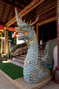 Mekong Nehri boyunca uzanan detaylı Naga yılan heykeli Tayland mitolojisi, kutsal zanaat, kültürel kimlik ve ruhani kimlik, Wat Phra Kaew, Chiang Rai, Tayland