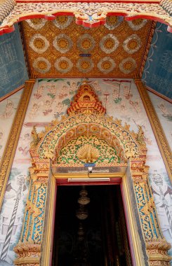 Altın desenli ve duvar resmi sanatıyla karışık Tayland tapınağı, ruhaniliği ifade eden geleneksel el işi, Wat Luang, Chiang Khong, Chiang Rai, Tayland