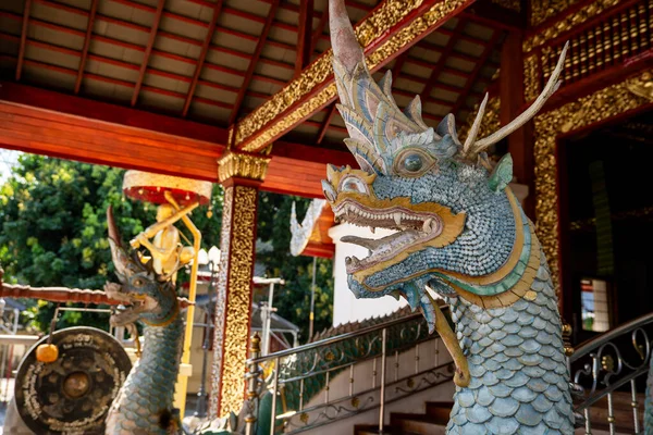 Mekong Nehri boyunca uzanan detaylı Naga yılan heykeli Tayland mitolojisi, kutsal zanaat, kültürel kimlik ve ruhani kimlik, Wat Phra Kaew, Chiang Rai, Tayland