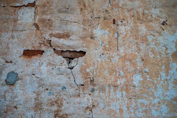 Kırsal yüzey detaylarıyla yıpranmış alçı duvar dokusu, zamanı, sürdürülebilirliği ve mimari bozulmayı sembolize eden eski kentsel malzeme arka planı