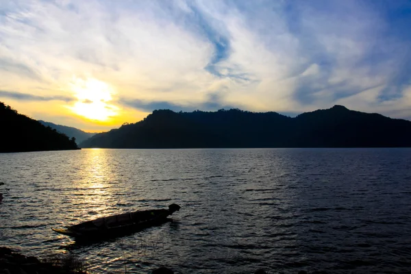 Doğal konum Kun Dan Pra Kan Chon Barajı Nakonnayok Tayland