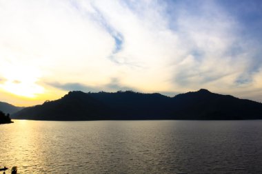 Doğal konum Kun Dan Pra Kan Chon Barajı Nakonnayok Tayland