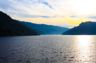 Doğal konum Kun Dan Pra Kan Chon Barajı Nakonnayok Tayland