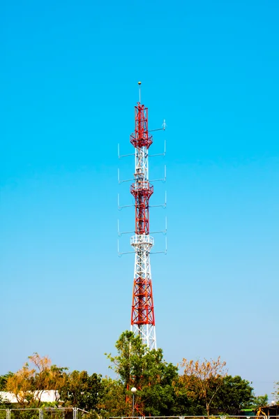 Torre di comunicazione edificio alto — Foto Stock