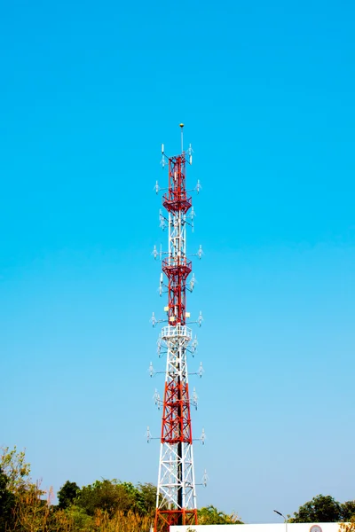 Tour de communication haut bâtiment — Photo