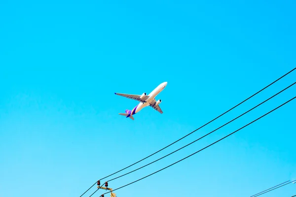 航空交通離陸する飛行機 — ストック写真