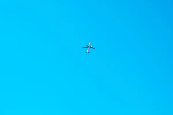 Самолет взлетает в небо — стоковое фото