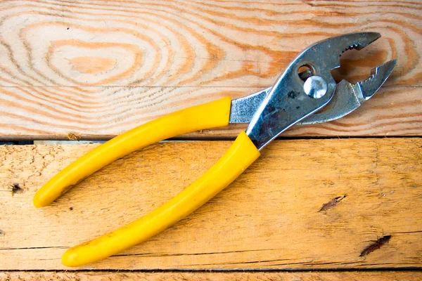 Pense ahşap arka plan üzerinde kilitleme, Prepare temel el araçların çalışma.