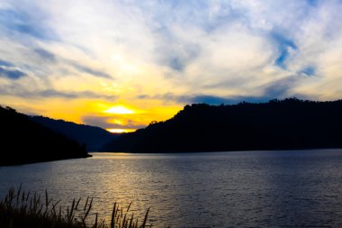 Doğal konum Kun Dan Pra Kan Chon Barajı Nakonnayok Tayland