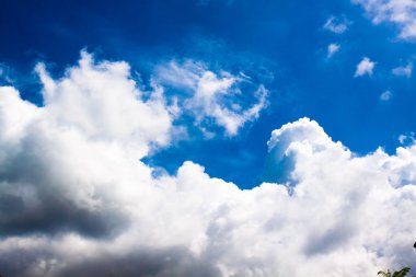 Mavi gökyüzü ve beyaz bulut