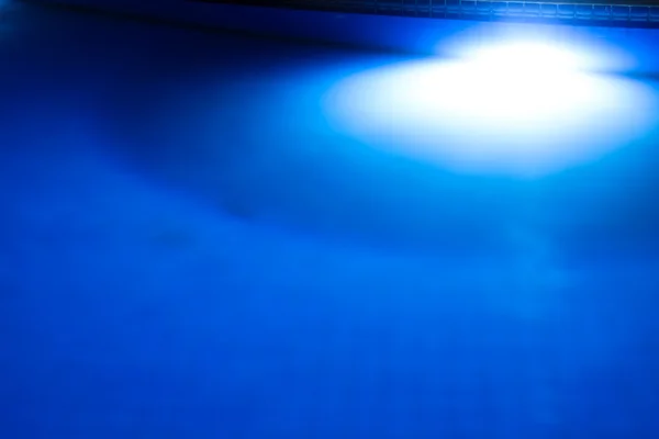 Moderno tiempo de relajación piscina, luz azul sombra bajo el detalle del agua — Foto de Stock