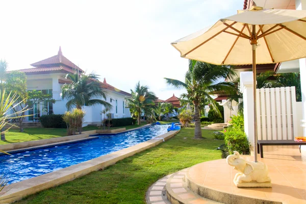 Modern yüzme havuzu dinlenme zamanı