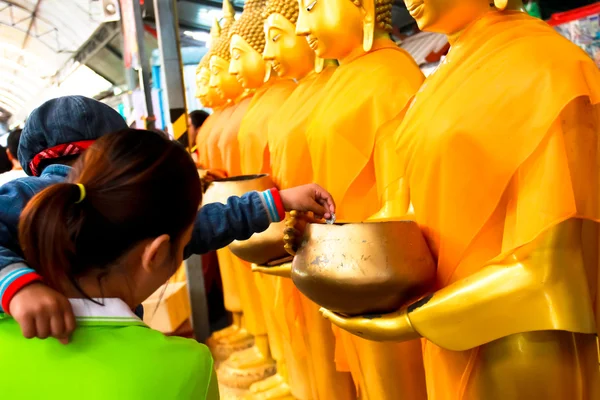 Golden Buddha statues at the temple in Thailand — Stock Photo, Image