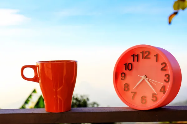 Despertador na paisagem natural temporada parque com xícara de café — Fotografia de Stock