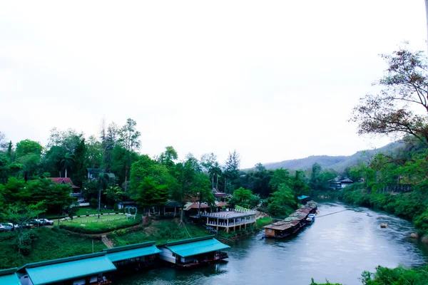 游客Kanchaburi市河流景观Rivew Kaew观点 — 图库照片