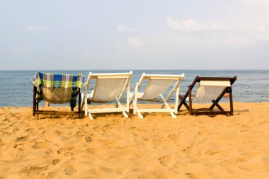 Plaj dekorasyonunda boş bir sandalye