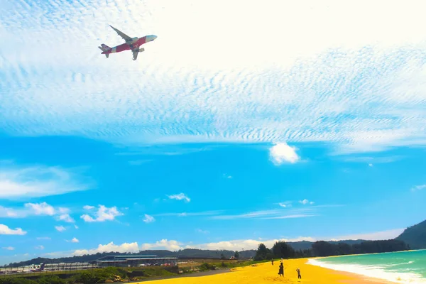 Airplane Landing Phuket International Airport Sunny Day — Stock Photo, Image