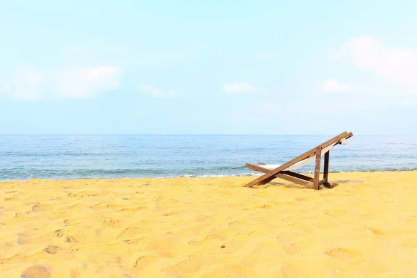 海滩装饰上的空空间椅子 — 图库照片