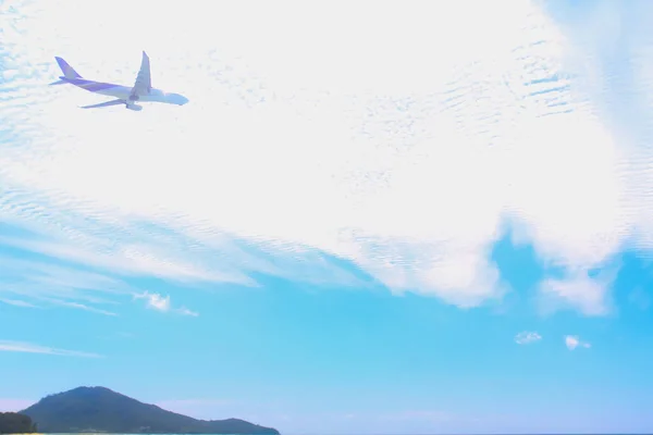 晴れた日のプーケット国際空港での飛行機着陸 — ストック写真