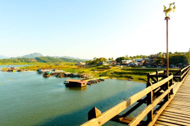 Eski Sapan Mon uzun tahta köprü, Sangklaburi, Kanchanaburi, Tayland 'da popüler bir yer.