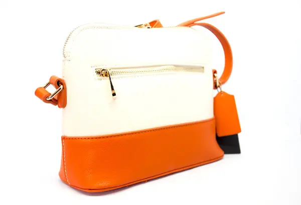 Beyaz arkaplanda moda çantası