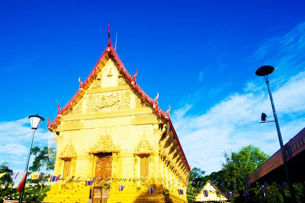 Golden Tempel Vartegn Wat Pra Sri Arn Mod Blå Himmel - Stock-foto
