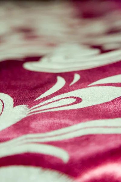 Altın renk dokusu ile kırmızı kumaş