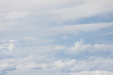 Doğal beyaz bulutlu