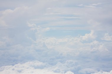 Doğal beyaz bulutlu