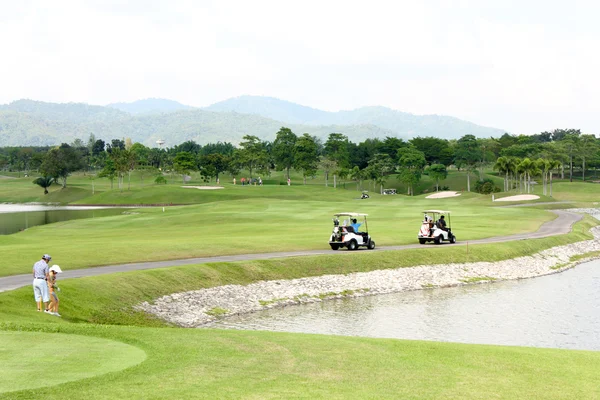 Yeşil spor golf sahası
