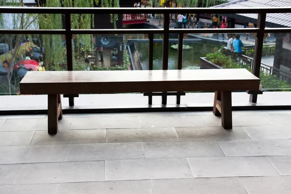 Gartenstuhl aus Holz — Stockfoto