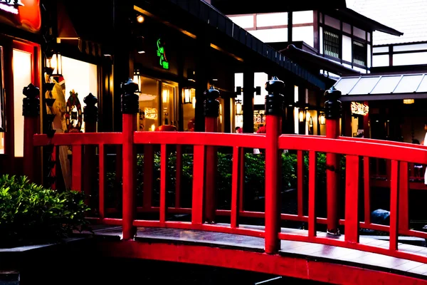 Bonito mini puente japonés rojo — Foto de Stock