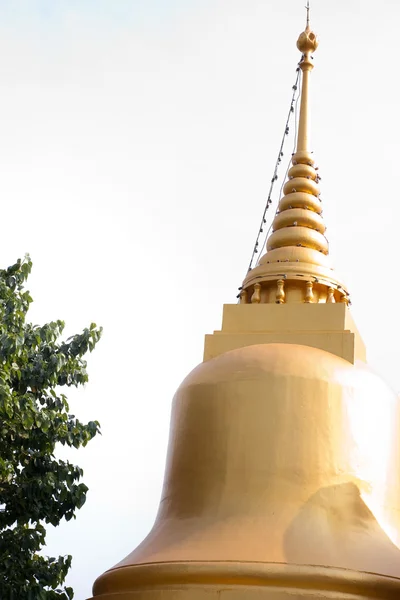 在泰国的历史红色佛塔 — 图库照片