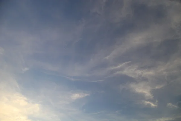 Awan pada latar belakang tekstur langit biru. — Stok Foto